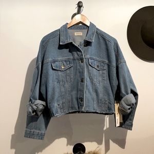 Denim cropped jacket with ribbed back.